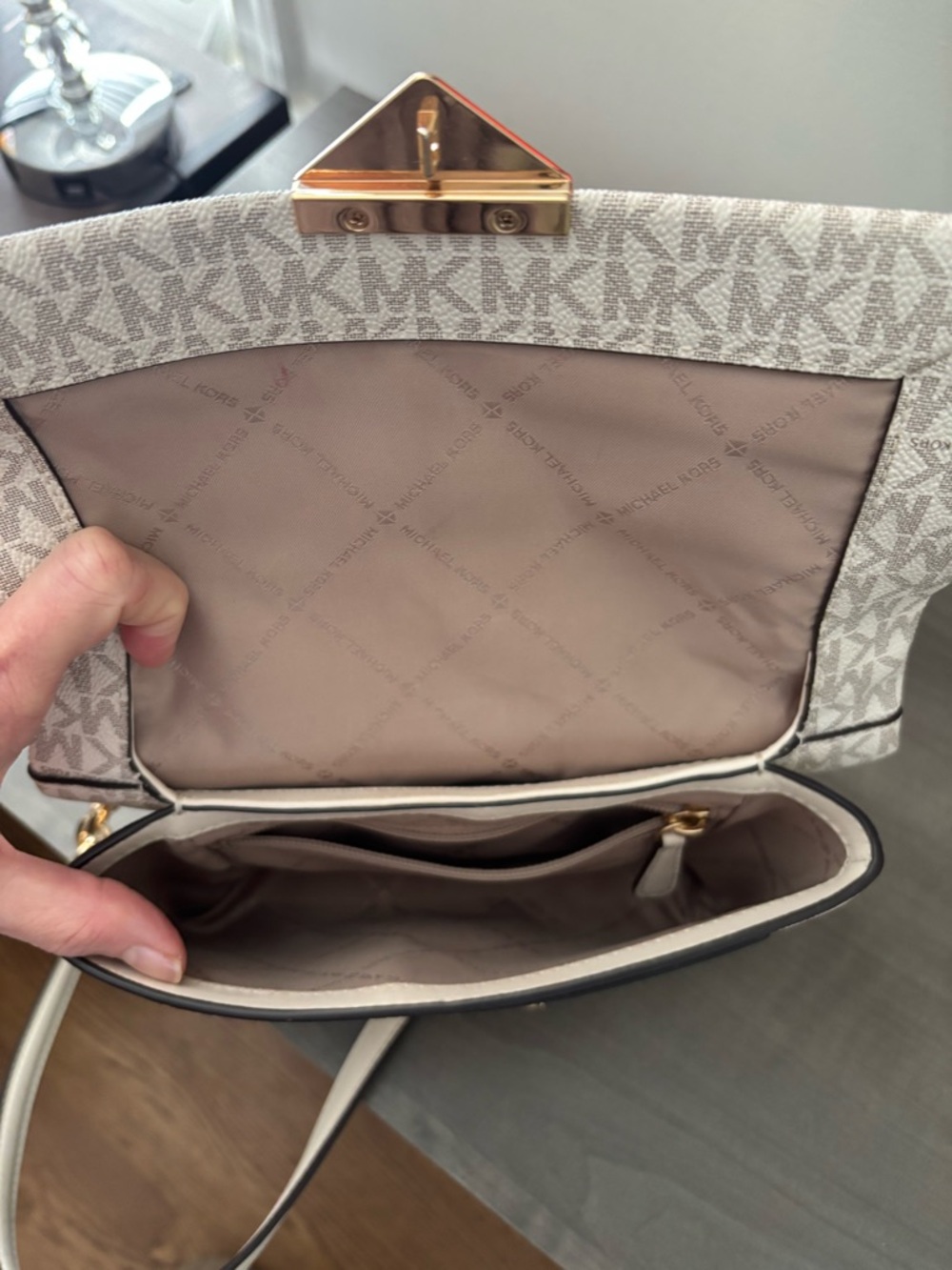 Michael Kors MK Logo Chain Medium Crossbody Bag Cream Vanilla Gold Hardware NWOT - Picture 10 of 17